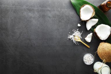 Koyu renkli bir masada hindistan cevizi. Hindistan cevizi yağı..