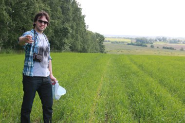 Genç bir adam bir haritaya benziyor