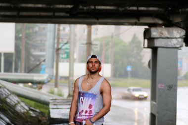 Bir sakallı bir genç adamla