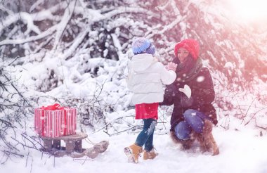 Bir kış masal, genç bir anne ve kızı bir kızak sürmek