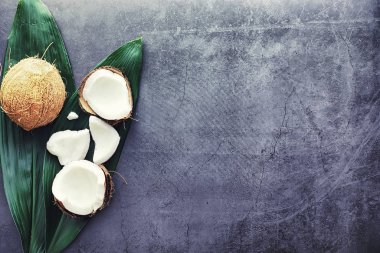 Koyu renkli bir masada hindistan cevizi. Hindistan cevizi yağı..