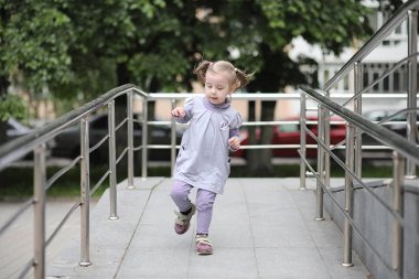 Bahar yürüyerek şehir parkı içerisinde çocuklar. W kızdır