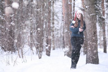 Kış parkında kar yağan bir kız