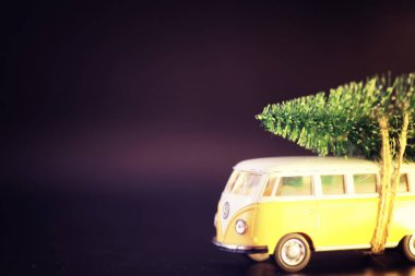 Oyuncak arabadaki Noel ağacı. Noel ağacı olan oyuncak araba. Noel.