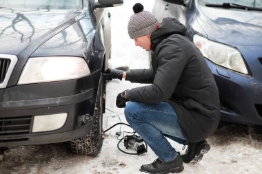 Yolculuk. Kameralı bir turist güzel yerlerin fotoğraflarını çeker..