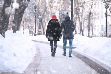 Genç çift kışın yürüyor