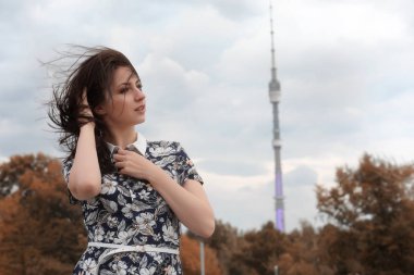 Sonbaharda yürüyüş için güzel bir kız.