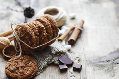 Kahve masası. Sıcak kahve bardağıyla. Bir çift güzel kokulu kuş.