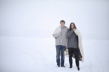 aşıklar bir tarihte kış öğleden sonra kar kar fırtınası çifti