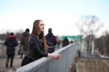 Şehirde yürüyüşe çıkmış güzel bir kız.