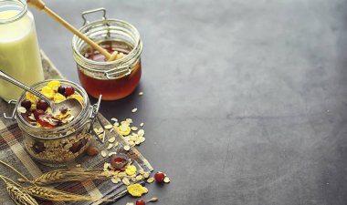 Sağlıklı kahvaltı. Süt lügatli tahıllardan Müsli.