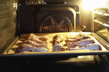 Fırında tavuk pişirdim. Türkiye fırın tepsisinde sp ile ayakta