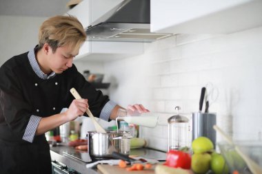 Mutfakta Asya aşçı gıda aşçı elbiseli hazırlar