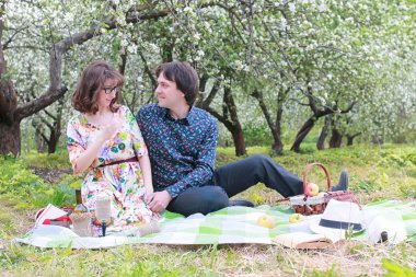 Bahar park tarihte genç Çift