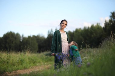 Anne ve kızı yolda yürüyor.