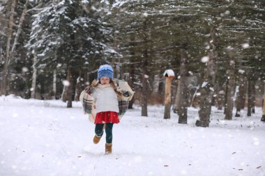Bir kış masal, genç bir anne ve kızı bir kızak sürmek