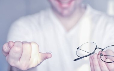 Kötü görüş kavramı. Kontak lens ve gözlüğü h içinde tut