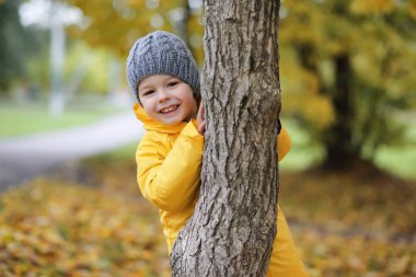 Bir çocuk dışında bir yürüyüş için yağmurluk