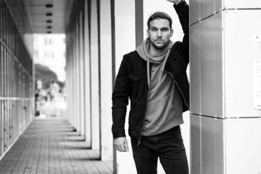 Genç sakallı adam açık