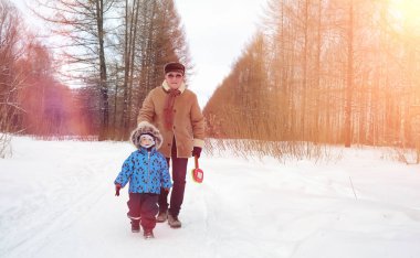 Kar altında kış parkı. Ocak sabahı yürüyüşü
