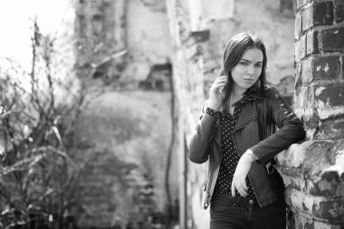 Bahar şehrin içinden bir yürüyüşte kız