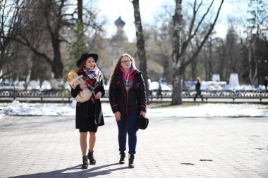 Güneşli havalarda bir yürüyüşte kız