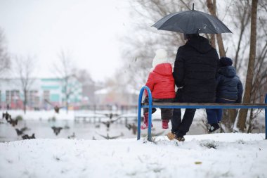Kış parkında çocuklar oyun oynuyor