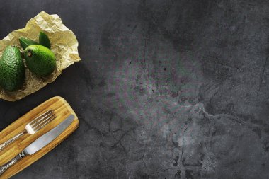 Avokado yemek tarifleri. Olgun yeşil avokado ahşap bir kesim üzerinde 