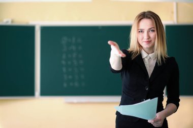 Genç öğretmen okul sınıf