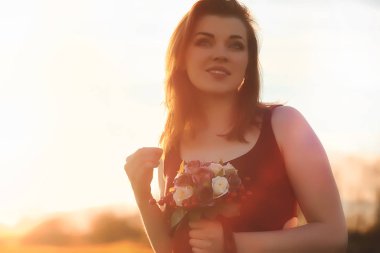 Parkta bir yürüyüş üzerinde şapkalı bir kız. Bir kızla bir sepet yürüyüş