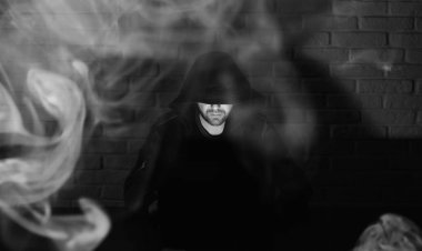 Siyah maske ve hood masada hacker