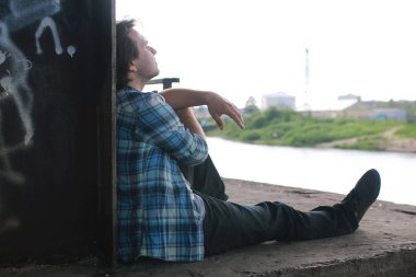 Sanayi bölgesi içinde bir sakallı