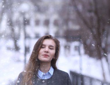 Genç kız açık havada kışın. Model kız açık havada bir w üzerinde poz