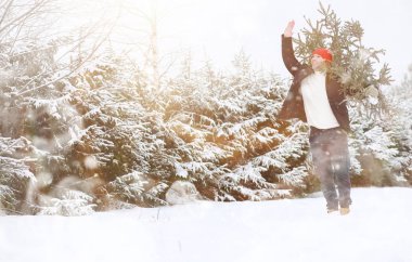 Sokakta kesilmiş bir Noel ağacı olan bir adam. N için Hazırlık