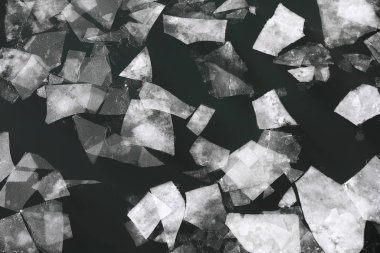 Nehirde sürükleniyor. Nehirde yüzen buz parçaları.