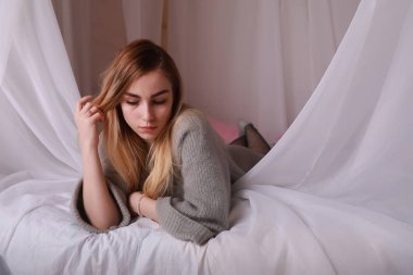 Sarı saçlı ve gri kazak ile kız