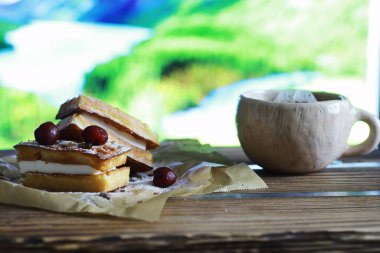 Doldurulmuş Viyana waffle 'ı. Kahve masası. Bir set mis kokulu c