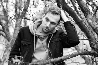 Genç sakallı adam açık