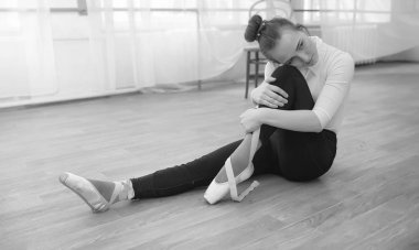 Genç balet bir ısınma üzerinde. Balerin için hazırlanıyor 