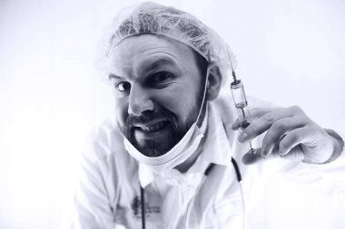 Siyah ve beyaz fotoğraf sakallı doktor Beyaz önlük ve bir ol