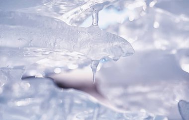 Güneşin altında bir bahar gününde buz dokusu.