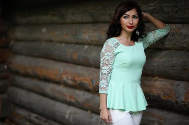 Bir bahar yaprak parkta güzel kız