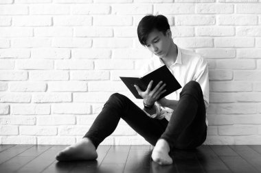 Asyalı öğrenci kitapları ile