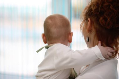 Bir çocuk bir çocuk partisinde eğleniyor ve oynuyor.