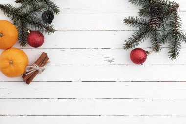 Yeni yıl geçmişi. Ahşap bir masa üzerinde ladin dalları. Orname