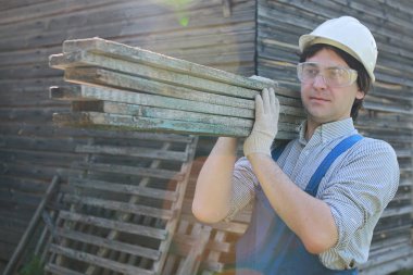 İnşaatçı kılığında bir adam.