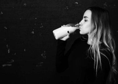 Genç kız bir şişe süt içiyor