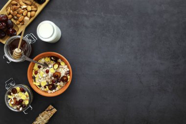 Sağlıklı kahvaltı. Süt lügatli tahıllardan Müsli.