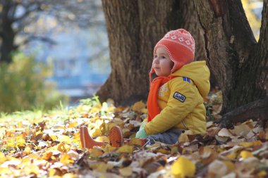 Parkta genç bir kız dışarıda yürüyor.