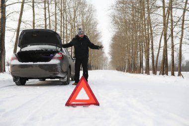 Adam ve araba. Kış yürüyüşü ve araba tamiri.